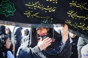 استقبال مردم روستایی علی آباد از شهید گمنام در مسیر انتقال شهید به روستای قلعه‌جق