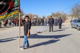 استقبال مردم روستایی سرچشمه از شهید گمنام در مسیر انتقال شهید به روستای قلعه‌جق