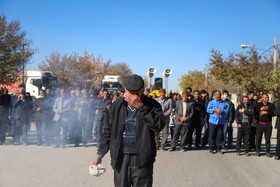 استقبال مردم روستایی سرچشمه از شهید گمنام در مسیر انتقال شهید به روستای قلعه‌جق