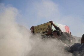 استقبال مردم روستایی سرچشمه از شهید گمنام در مسیر انتقال شهید به روستای قلعه‌جق