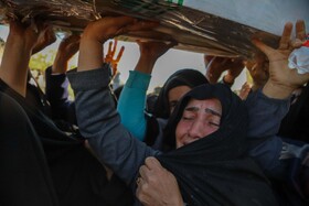 استقبال مردم روستایی سرچشمه از شهید گمنام در مسیر انتقال شهید به روستای قلعه‌جق