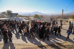 استقبال مردم روستایی علی آباد از شهید گمنام در مسیر انتقال شهید به روستای قلعه‌جق