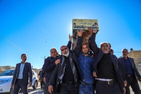 استقبال مردم روستایی ناوه و قزلقان از شهید گمنام در مسیر انتقال شهید به روستای قلعه‌جق