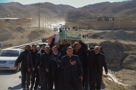 استقبال مردم روستایی ناوه و قزلقان از شهید گمنام در مسیر انتقال شهید به روستای قلعه‌جق