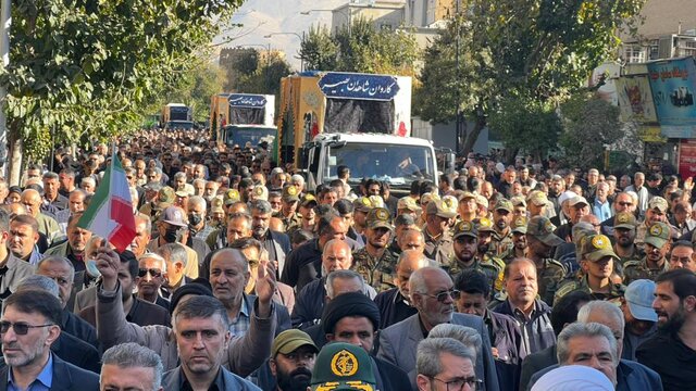 شیراز، پیچیده در پرچمهای سیاه فاطمی/ مردم فارس، ۱۲ شهید دفاع مقدس را تشییع کردند