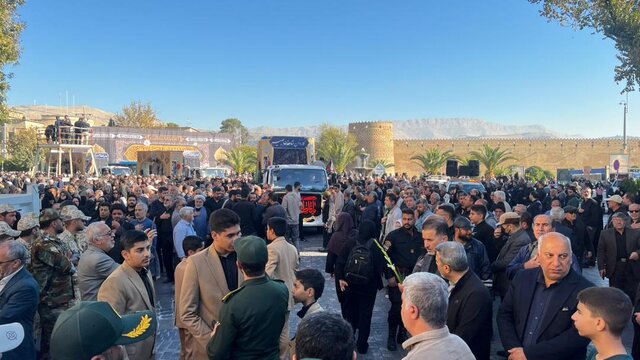 شیراز، پیچیده در پرچم‌های سیاه فاطمی/ مردم فارس، ۱۲ شهید دفاع مقدس را تشییع کردند