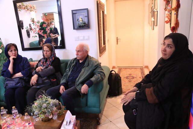 دیدار هنرمندان با فرزانه کابلی برای هم دردی