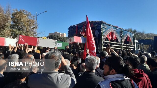 تشییع همزمان پیکر مطهر ۸ شهید گمنام در سمنان