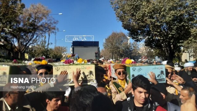 تشییع همزمان پیکر مطهر 8 شهید گمنام در سمنان