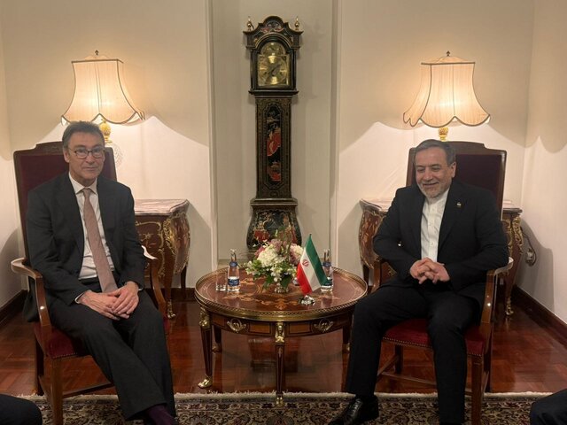 دیدار مدیران اجرایی سازمان گفتگوی بشردوستانه با عراقچی در مسقط