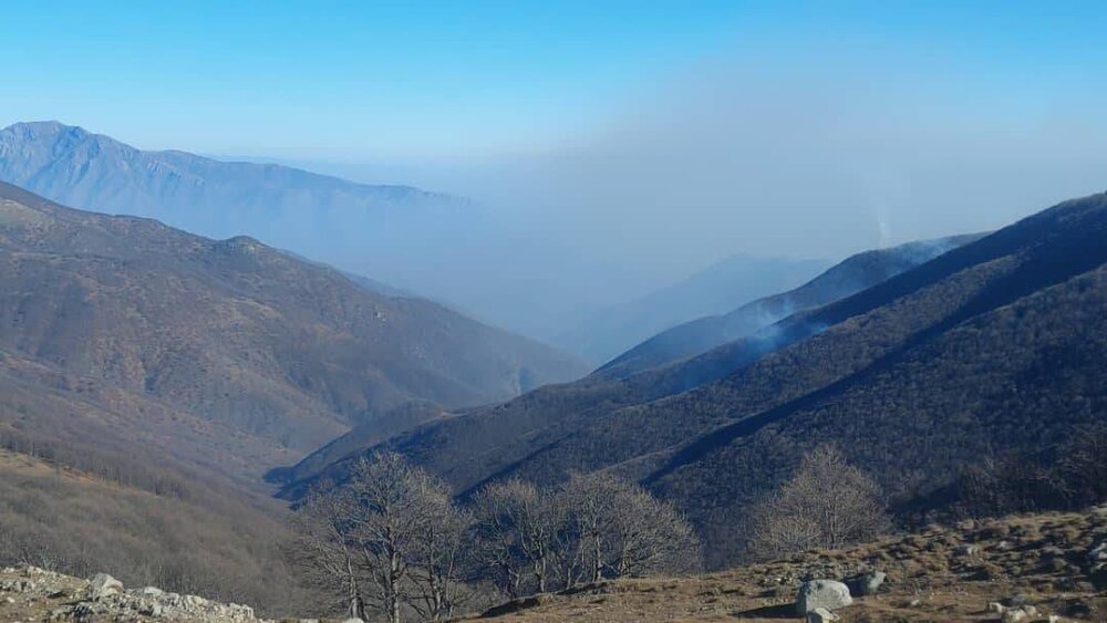 تلاش‌ها برای مهار آتش‌سوزی جنگل‌های نمنق جلفا ادامه دارد