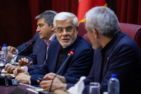 سید علی مدنی‌زاده، وزیر اقتصاد و محمدرضا عارف، معاون اول رئیس جمهور در جلسه شورای معاونین وزارت اقتصاد