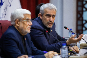 سید علی مدنی‌زاده، وزیر اقتصاد و محمدرضا عارف، معاون اول رئیس جمهور در جلسه شورای معاونین وزارت اقتصاد