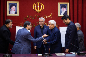 سید علی مدنی‌زاده، وزیر اقتصاد و محمدرضا عارف، معاون اول رئیس جمهور در جلسه شورای معاونین وزارت اقتصاد