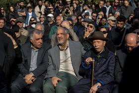 علی نصیریان و احمد مسجد‌جامعی در مراسم تشییع پیکر هادی مرزبان