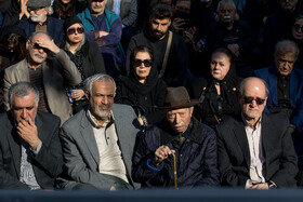 علی نصیریان و احمد مسجد‌جامعی در مراسم تشییع پیکر هادی مرزبان