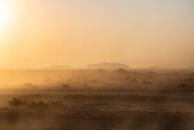 تخلیه گسترده خاک‌های آلوده ناشی از کارخانه کنسانتره آهن در شهرک صنعتی عطار نیشابور، محیط زیست را تهدید می‌کند.