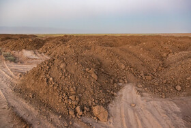 تخلیه گسترده خاک‌های آلوده ناشی از کارخانه کنسانتره آهن در شهرک صنعتی عطار نیشابور، محیط زیست را تهدید می‌کند.