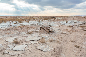 در شهرک صنعتی عطار نیشابور، کارخانه کاغذ پسمانده‌های خود را در زمین‌های اطراف تخلیه می‌کند، امری که موجب آلودگی گسترده خاک و تهدید محیط زیست شده است.