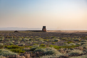 تخلیه گسترده خاک‌های آلوده ناشی از کارخانه کنسانتره آهن در شهرک صنعتی عطار نیشابور، محیط زیست را تهدید می‌کند.