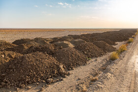 تخلیه گسترده خاک‌های آلوده ناشی از کارخانه کنسانتره آهن در شهرک صنعتی عطار نیشابور، محیط زیست را تهدید می‌کند.