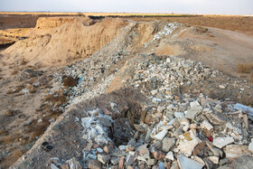 زمین‌های شهرستان میان‌جلگه این روزها با آلودگی گسترده ناشی از انباشت نخاله، خاک‌های باطله و پسماندهای صنعتی رهاشده در محدوده شهرک صنعتی عطار نیشابور مواجه هستند.