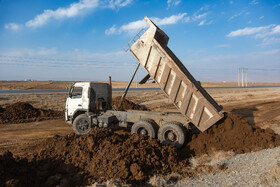 تخلیه گسترده خاک‌های آلوده ناشی از کارخانه کنسانتره آهن در شهرک صنعتی عطار نیشابور، محیط زیست را تهدید می‌کند.