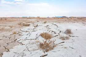 در شهرک صنعتی عطار نیشابور، کارخانه کاغذ پسمانده‌های خود را در زمین‌های اطراف تخلیه می‌کند، امری که موجب آلودگی گسترده خاک و تهدید محیط زیست شده است.