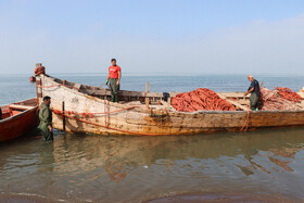 آماده سازی قایق چوبی بزرگ(کرجی) جهت تور ریزی در دریا