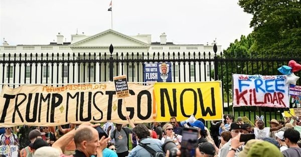 تجمع مقابل کاخ سفید؛ ترامپ را استیضاح کنید!