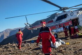 در لحظه ورود به قله و پیاده شدن از بالگرد، نیروی آتش‌نشانی و هلال احمر در حال خروج از منطقه بودند. این امر به دلیل اتفاع تقریبی حریق در جنگل‌ها بود.