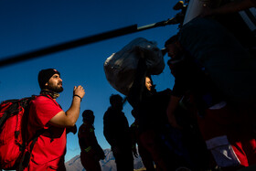در لحظه ورود به قله و پیاده شدن از بالگرد، نیروی آتش‌نشانی و هلال احمر در حال خروج از منطقه بودند. این امر به دلیل اتفاع تقریبی حریق در جنگل‌ها بود.