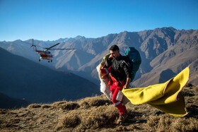 در لحظه ورود به قله و پیاده شدن از بالگرد، نیروی آتش‌نشانی و هلال احمر در حال خروج از منطقه بودند. این امر به دلیل اتفاع تقریبی حریق در جنگل‌ها بود.