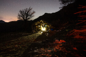 بعد از خروج نیرو‌های آتش‌نشانی و هلال احمر،  تنها یک کلبه چوبی که بخشی از آن آغل گوسفندان چوپانان بود، به عنوان سرپناهی برای داوطلبان در برابر سرما بود.