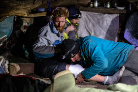 بعضی از داوطلبان در پیمایش خود برای بررسی و لکه‌گیری -خاموش کردن ذغال‌های باقی‌مانده از آتش که در زیر خاکستر‌ها و برگها بودند- در منطقه دچار مسدومیت شده بودند.