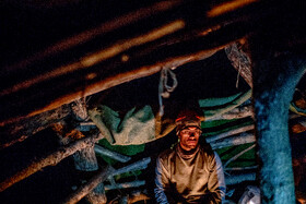 داوطلبان در کلبه‌ چوبی با آتش خود را گرم می‌کردند. 