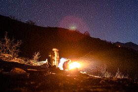 بعضی از داوطلبان برای جلوگیری از سرمای منطقه، خود را با آتش بزرگی که درست کرده بودند گرم می‌کردند.