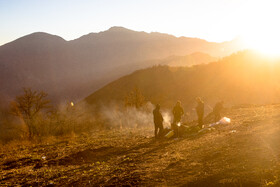 در صبح روز بعد، گروهی از داوطلبان خود را برای برگشت به روستا آماده می‌کردند. آن‌ها باید ارتفاعی در حدود ۳۰۰۰ متر را با شیب ۸۰٪ بالا می‌رفتند تا به محل فرود بالگرد برسند. این ارتفاع برای رسیدن به این منطقه نیز طی می‌شود.