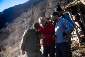 یکی از داوطلبان به نام «حسام»(لباس قرمز)، سه روز از ماندش در منطقه گذشته بود. او و چند داوطلب دیگر که از شهرهای مختلف بودند، تیمی را تشکیل داده بودند. آن‌ها سعی داشتند تا از سرایت آتش جلوگیری کنند و نگران بودند که شعله‌ها به دره‌های بعدی برسد.