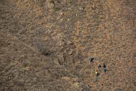 داوطلبین باید ارتفاعی در حدود ۳۰۰۰ متر را با شیب ۸۰٪ بالا می‌رفتند تا به محل فرود بالگرد برسند.