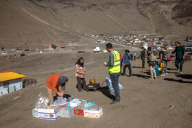 بعضی از مردم به صورت خودجوش در روستای الیت حضور داشتند با چای و شیر داغ از داوطلبینی که از منطقه برمی‌گشتند پذیرایی کنند.
