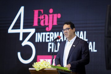 آغاز جشنواره جهانی فیلم فجر با پیشنهاد عارف برای تماشای 'زیر درختان زیتون'