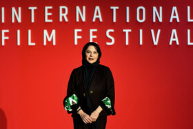 مستانه مهاجر کارگردان در مراسم افتتاحیه چهل و سومین جشنواره جهانی  فیلم فجر -شیراز 