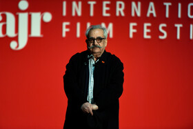 فرزاد موتمن کارگردان سینما در مراسم افتتاحیه چهل و سومین جشنواره جهانی  فیلم فجر -شیراز