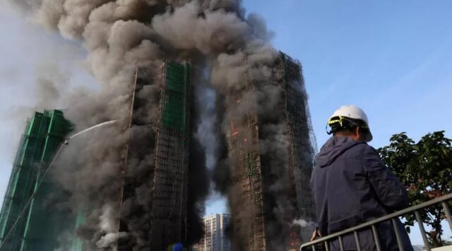 عکس: رویترز آتشسوزی شدید در یک مجتمع مسکونی در هنگ کنگ+فیلم