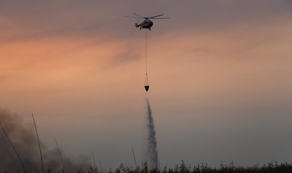 اعزام ۲۱ تیم عملیاتی و یک فروند بالگرد برای اطفای حریق جنگلهای ارسباران