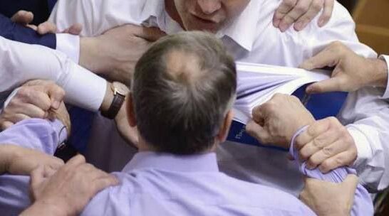 «حاشیه‌پردازی »سم مهلک فضای سیاسی ایران امروز