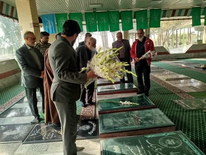 تکریم عملی خانواده شهدا و مناسبسازی نزدیک به ۱۰۰ گلزار در تهران