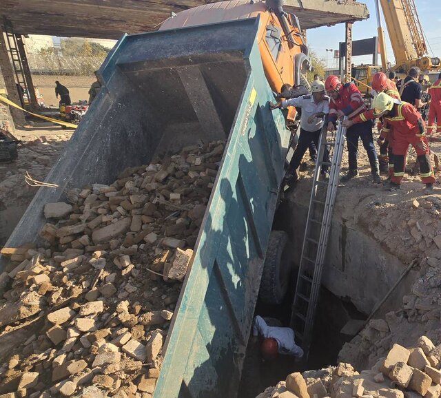 سقوط کامیون در گودال پنهان جاده مخصوص/ مرگ تلخ دو کارگر در آب‌انباری قدیمی