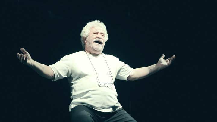 اجراهای پایانی «خندیدن زیر مشت و لگد»